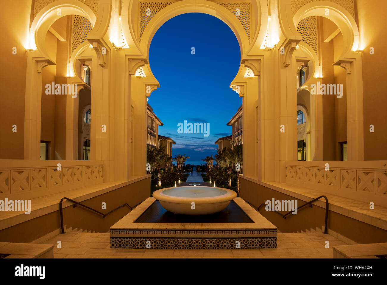 Arabische Architektur bei Nacht, Saadiyat Island, Abu Dhabi, Vereinigte Arabische Emirate, Naher Osten. Stockfoto