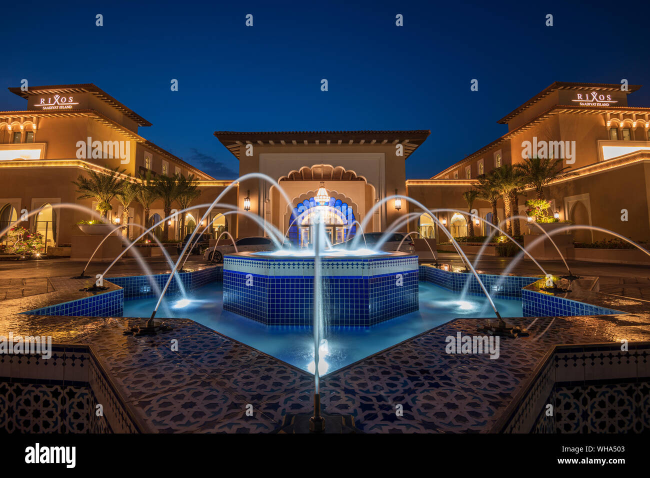 Rixos Saadiyat Island bei Nacht, Abu Dhabi, Vereinigte Arabische Emirate, Naher Osten. Stockfoto