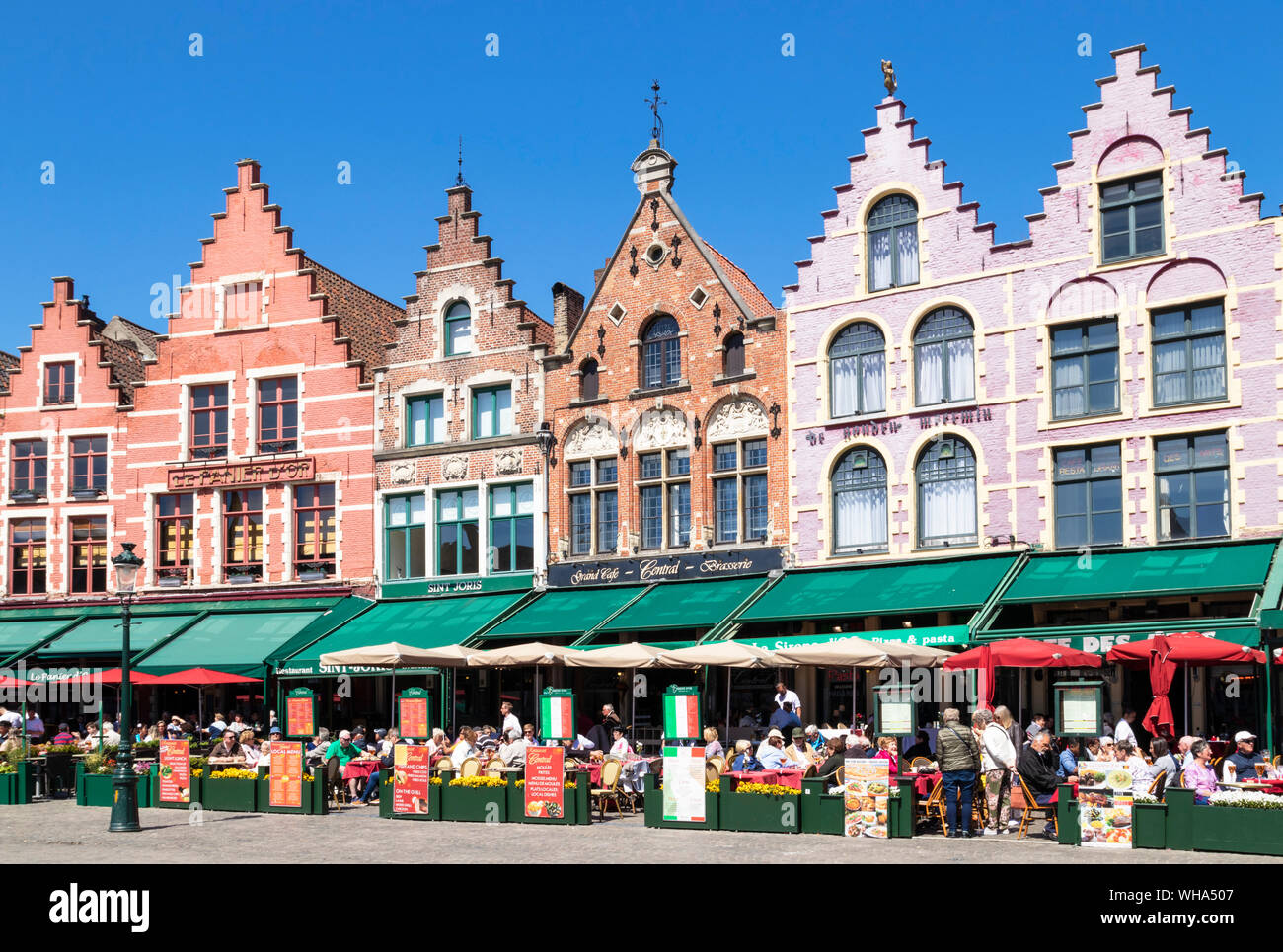 Cafés auf dem Marktplatz im Zentrum von Brügge, Westflandern, Belgien, Europa Stockfoto