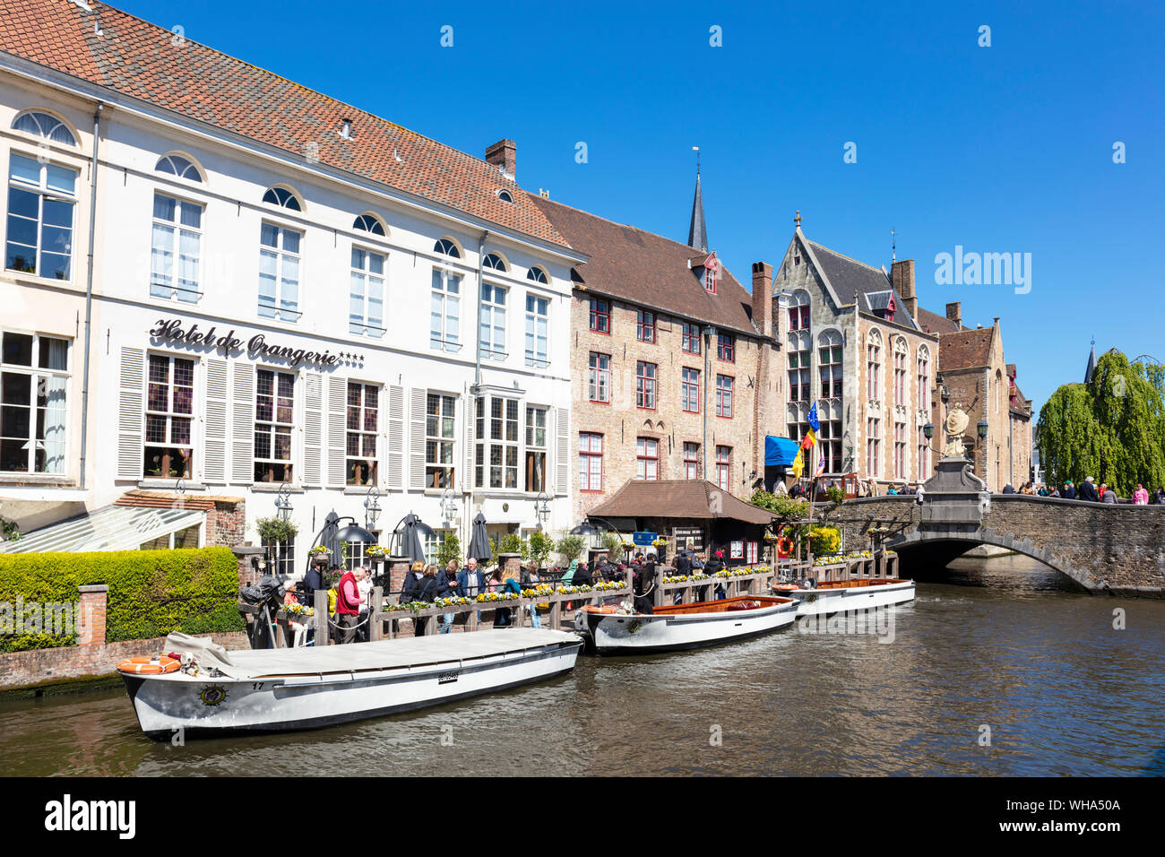 Bootstouren auf dem Den Dijver Brügge Kanal vor dem Hotel De Orangerie in Brügge, Belgien, Europa Stockfoto