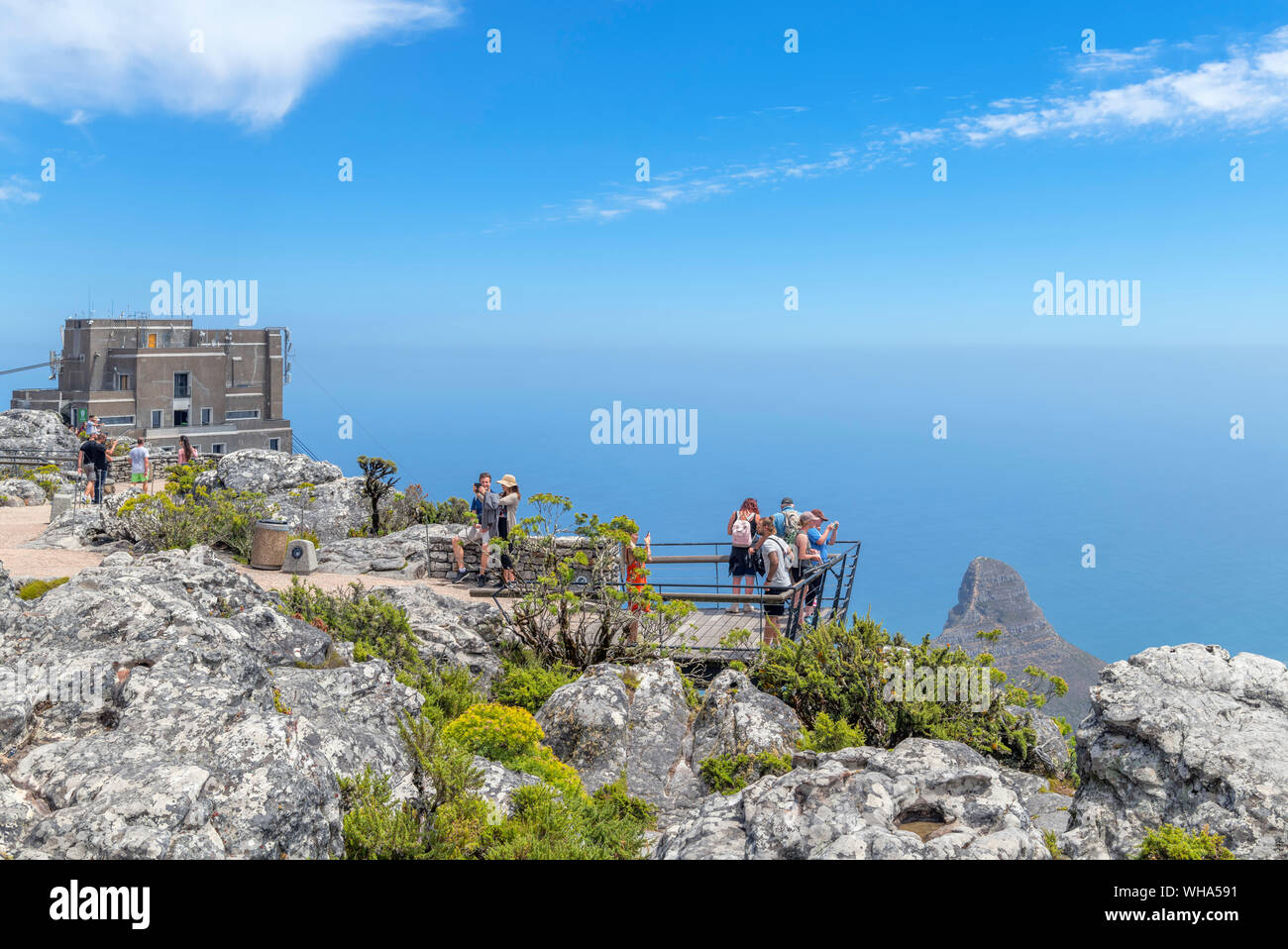 Blick vom Tafelberg mit der Tafelberg Seilbahn nach links, Cape Town, Western Cape, Südafrika Stockfoto