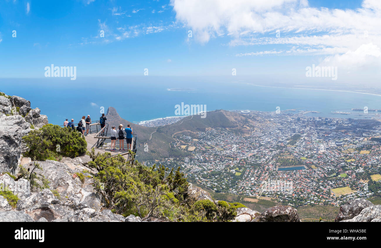 Touristen an einem Aussichtspunkt auf dem Tafelberg mit Blick auf die Stadt Kapstadt, Western Cape, Südafrika Stockfoto