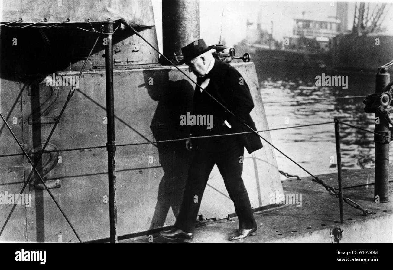 Edison U-Boot Inspektion Am Brooklyn Werft Aus. Dezember 1915. . Edison,  Thomas Alva (Der Zauberer Von Menlo Park) Us-Erfinder; Geöffnet  Forschungslabor In Menlo Park, New Jersey 1876 (Nach West Orange, New Jersey