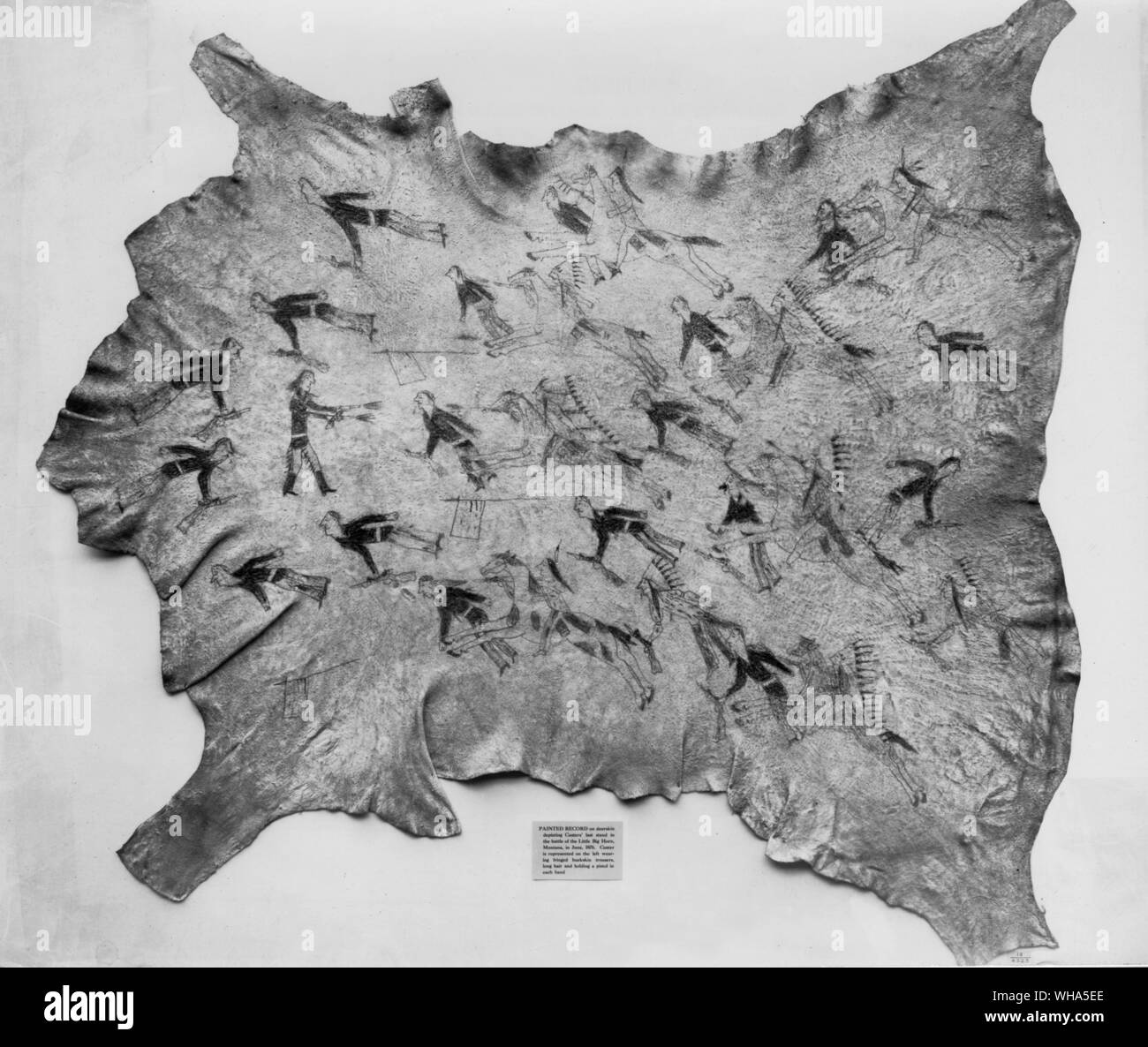 Hirschleder mit einer Aufzeichnung von Custer's Schlacht am Little Big Horn lackiert. Montana. Juni 1876. 3 Fuß 10 Zoll lang. Custe ist auf der linken Seite tragen gesäumten Hirschleder Hose lange Haare und halten Sie in jeder Hand eine Pistole Stockfoto