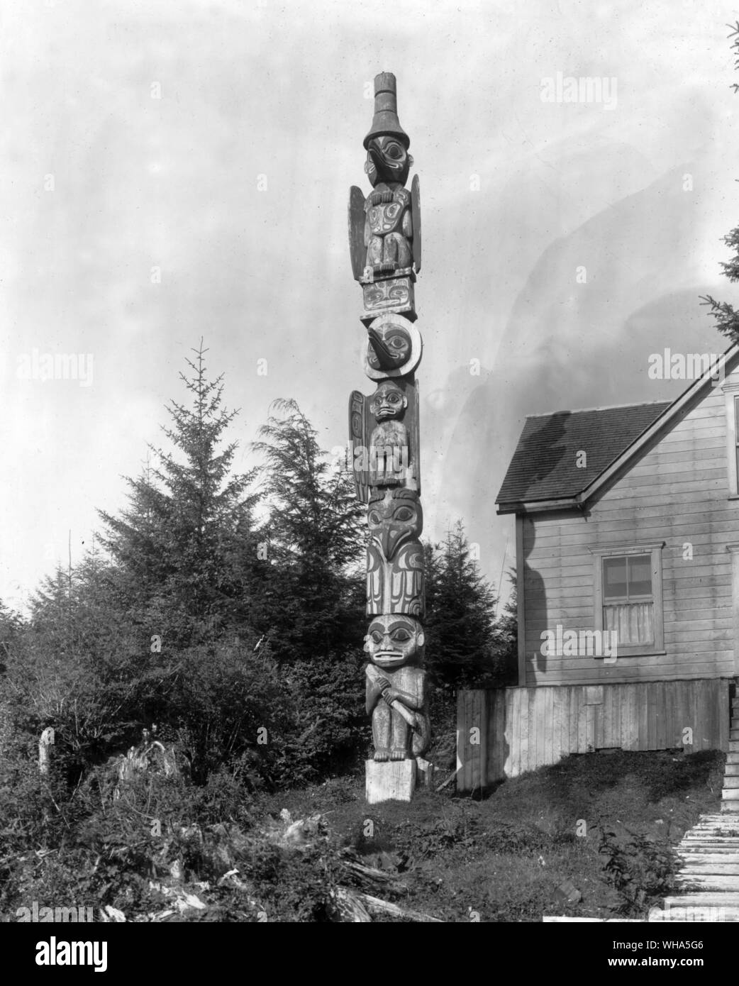 Totem Pole entlang Hauptstraße der Stadt Hinweis labret in den zwei menschliche Figuren. Wrangel Alaska Stockfoto