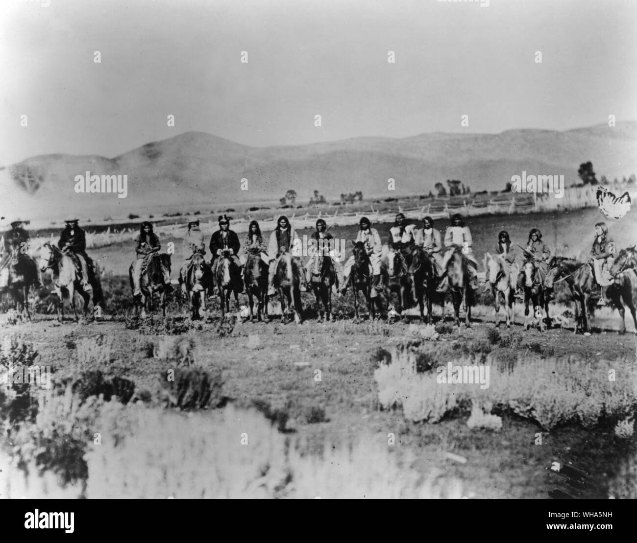 Gruppe von Ute Indianer auf dem Kriegspfad. Die Ute Stamm war Teil der Shoshone Nation, die von Colorado und Utah South, New Mexiko und Arizona reichten. Feindliche Indianer hielt US-Army Einheiten in der Nähe der Baustelle fast ununterbrochen, aber Central Pacific Rail Schichten wurden nicht beunruhigt. Ein J Russell Foto. c 1869 Stockfoto