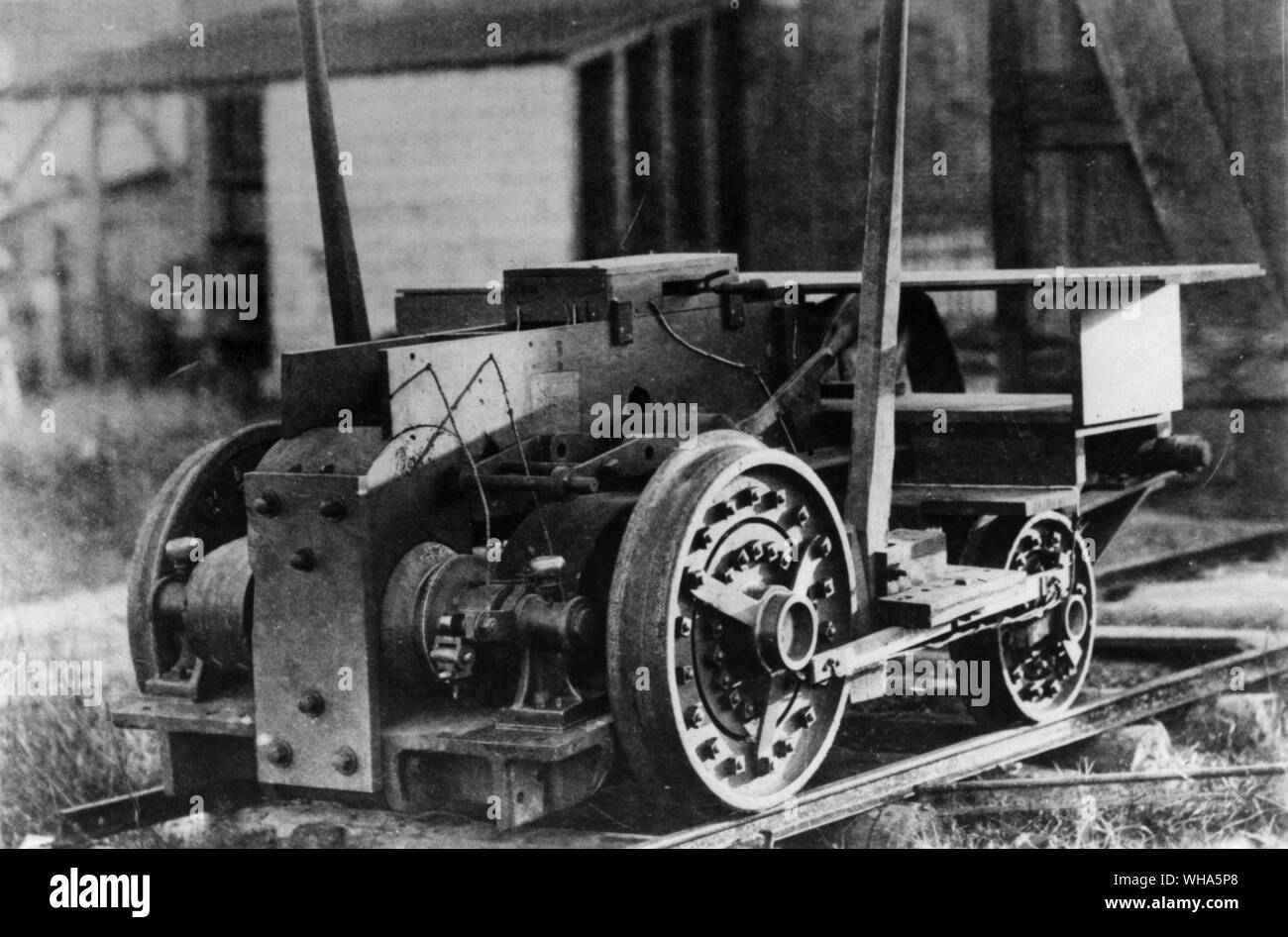 Edison Electric Railway von 1880 in Menlo Park. New Jersey. . Edison, Thomas Alva (der Zauberer von Menlo Park) US-Erfinder; geöffnet Forschungslabor in Menlo Park, New Jersey 1876 (nach West Orange, New Jersey 1887 verschoben); erfundenen Phonographen (1. gezeigt, 1877); erfunden Glühlampen elektrisches Licht 1879; erfunden kinetograph Kamera und kinetoscope Motion-Picture Viewer (patentiert 1891) 1847-1931. . Stockfoto