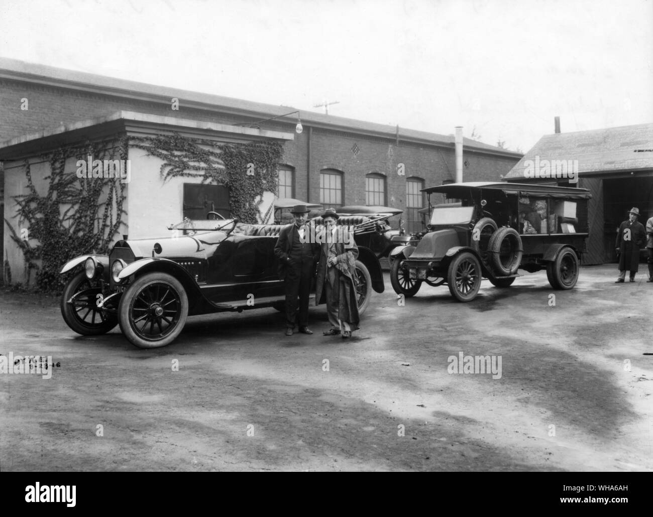 Thomas Edison und Auto und Lkw für Camping Reise nach West Virginia mit Harvey Firestone senior. 28. August 1916. Orange, New Jersey Stockfoto