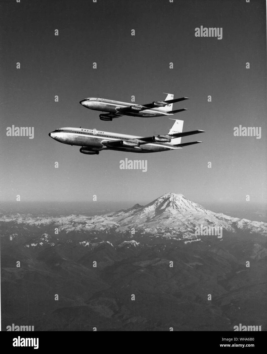 Die großen Flugzeuge fliegen hoch, Boeing 707 über Mt Rainer.. Stockfoto