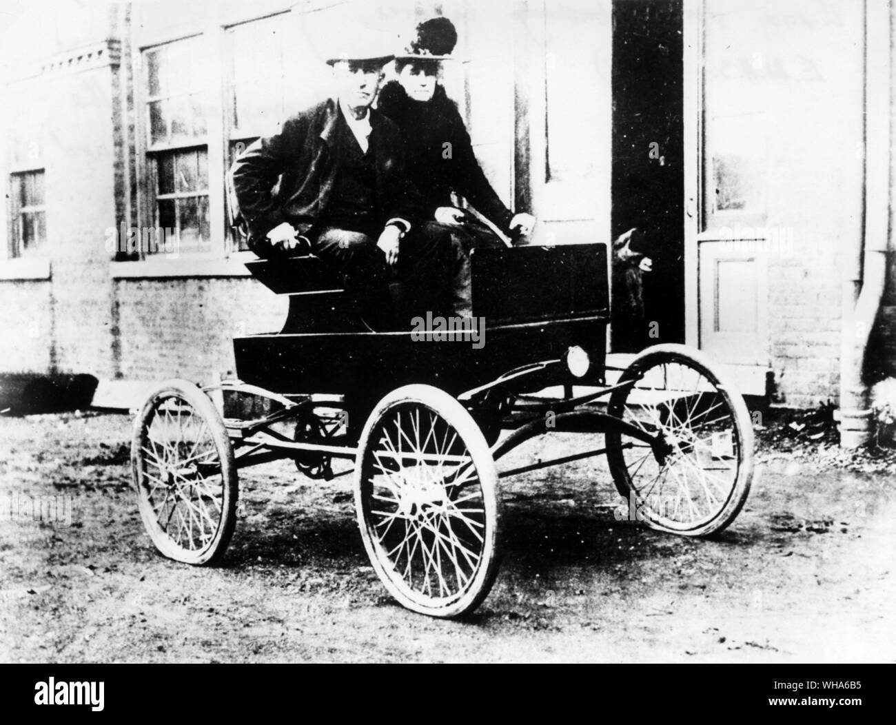 Edison und seine zweite Frau in der frühen Baker Auto 1903 mit Edison Batterien. Foto in der West Orange Labor Yard genommen Stockfoto