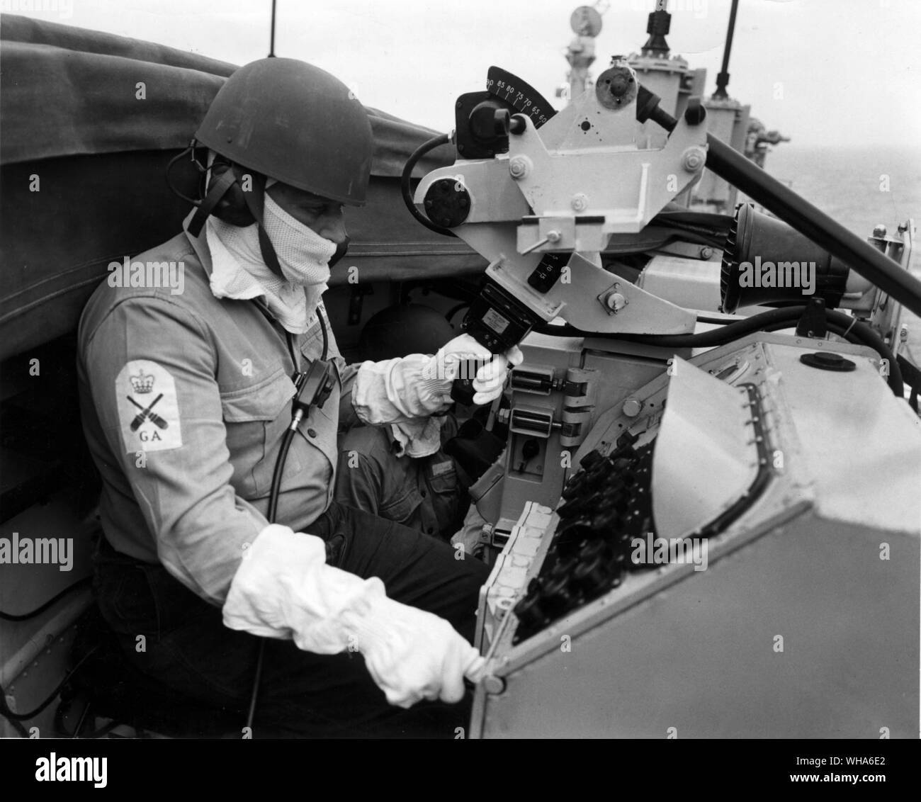 An Bord eines Lenkwaffen-zerstörer. Seemann (Schießwesen) Manning einen Brand unter Kontrolle zu bringen. Juli 1963 Stockfoto