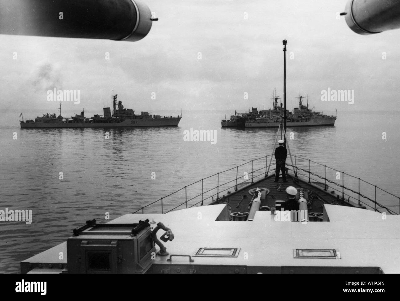 Von HMS Gabbard in Douarnanez Bay 1951. Zerstörer tanken nach der Teilnahme an NATO-Übungen. links rechts HMS HMS Corunna. Scorpion weit Seite. RFA Gold Ranger tanker Center. HMS St James recht nahe Seite Stockfoto