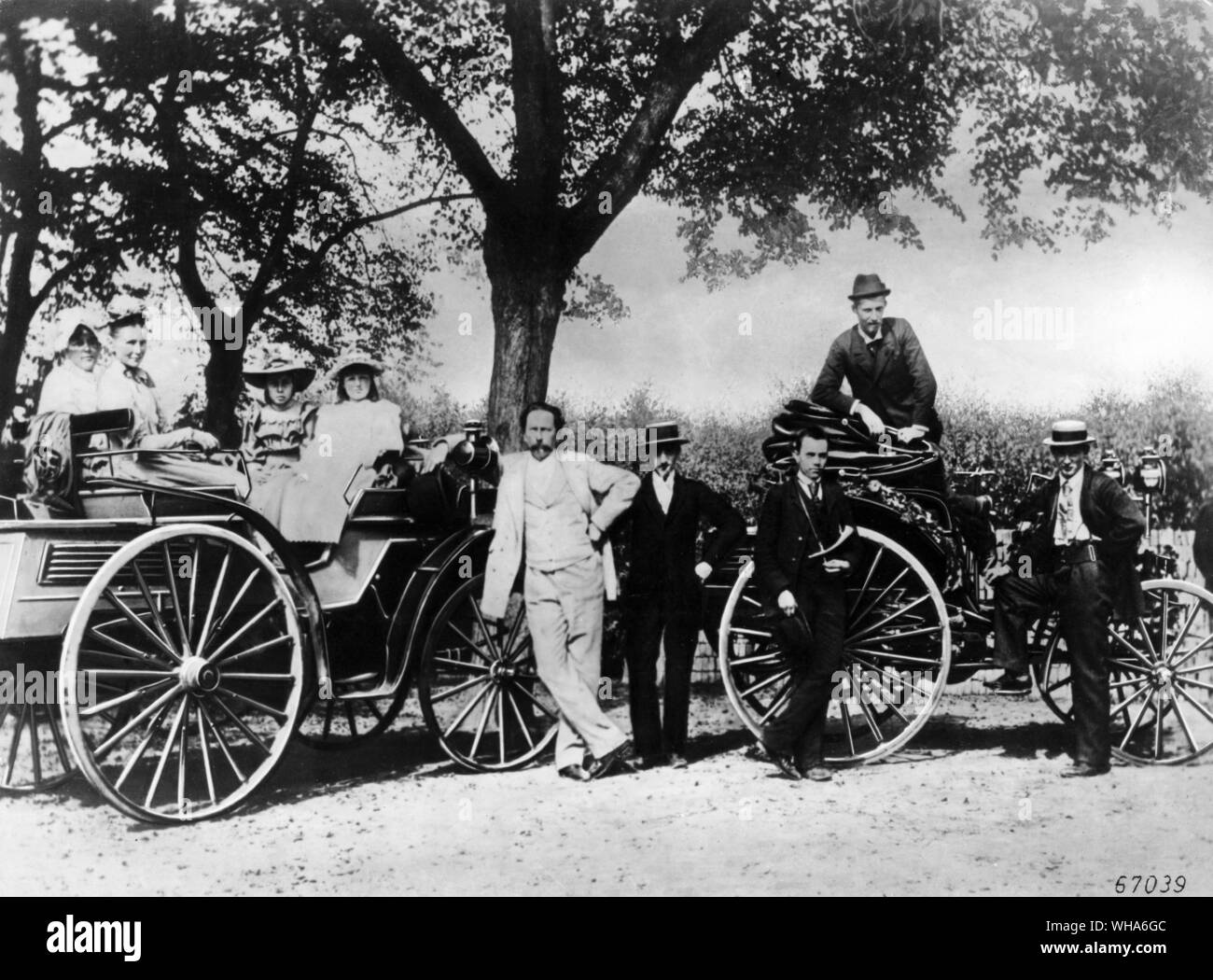 Karl Benz, hellen Anzug, mit seiner Familie und Freund von Liebig in der rechten Hand Auto, auf ein Auto Reise 1894. . Benz, Carl Friedrich (auch Karl Benz) Deutsche Automobilindustrie Erfinder 1844-1929. . Stockfoto