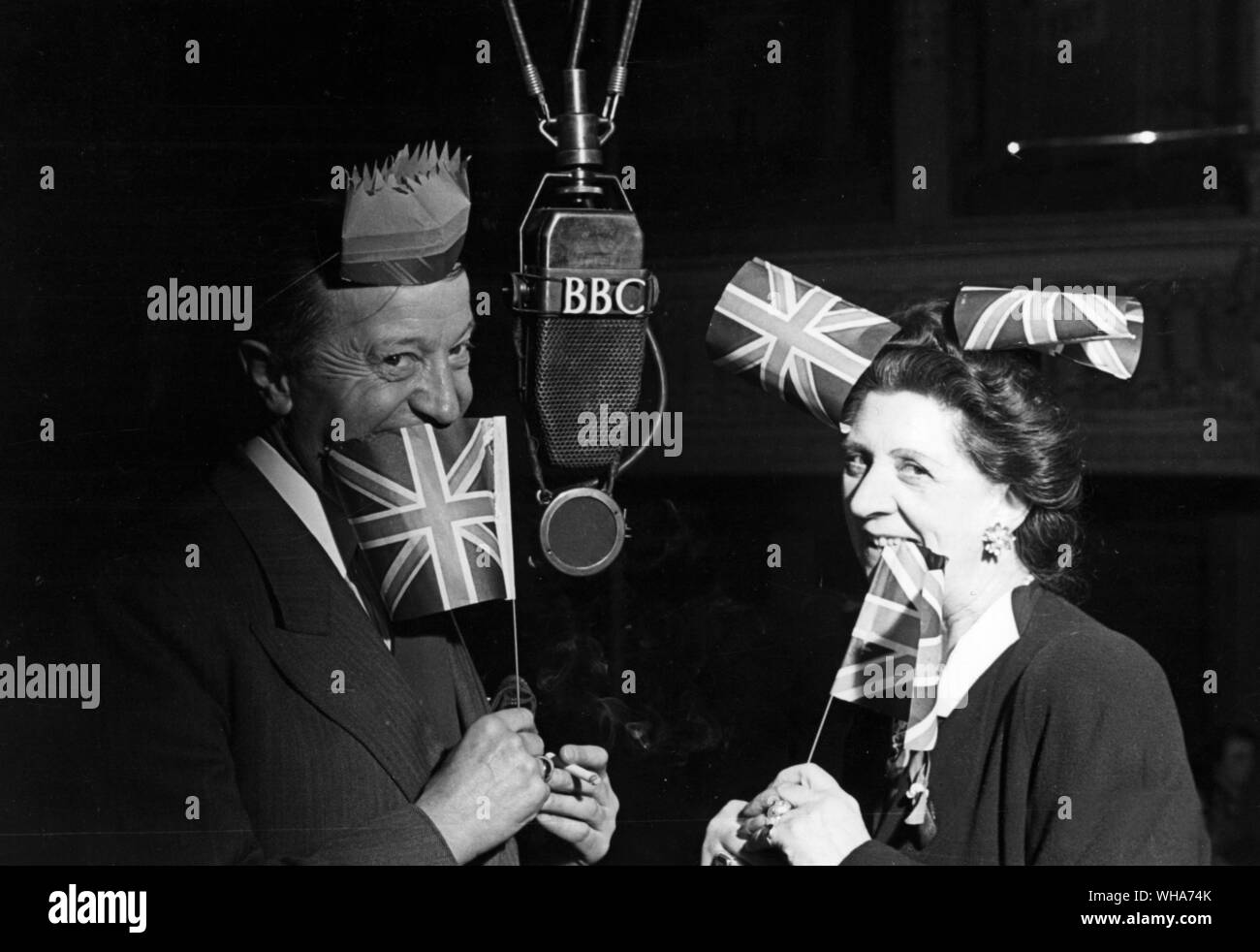 Tommy Handley und Dorothy Sommern (Frau mopp) im Sieg Ausgabe von 'Itma 'Broadcast am 10. Mai 1945 in der BBC Home Service Stockfoto