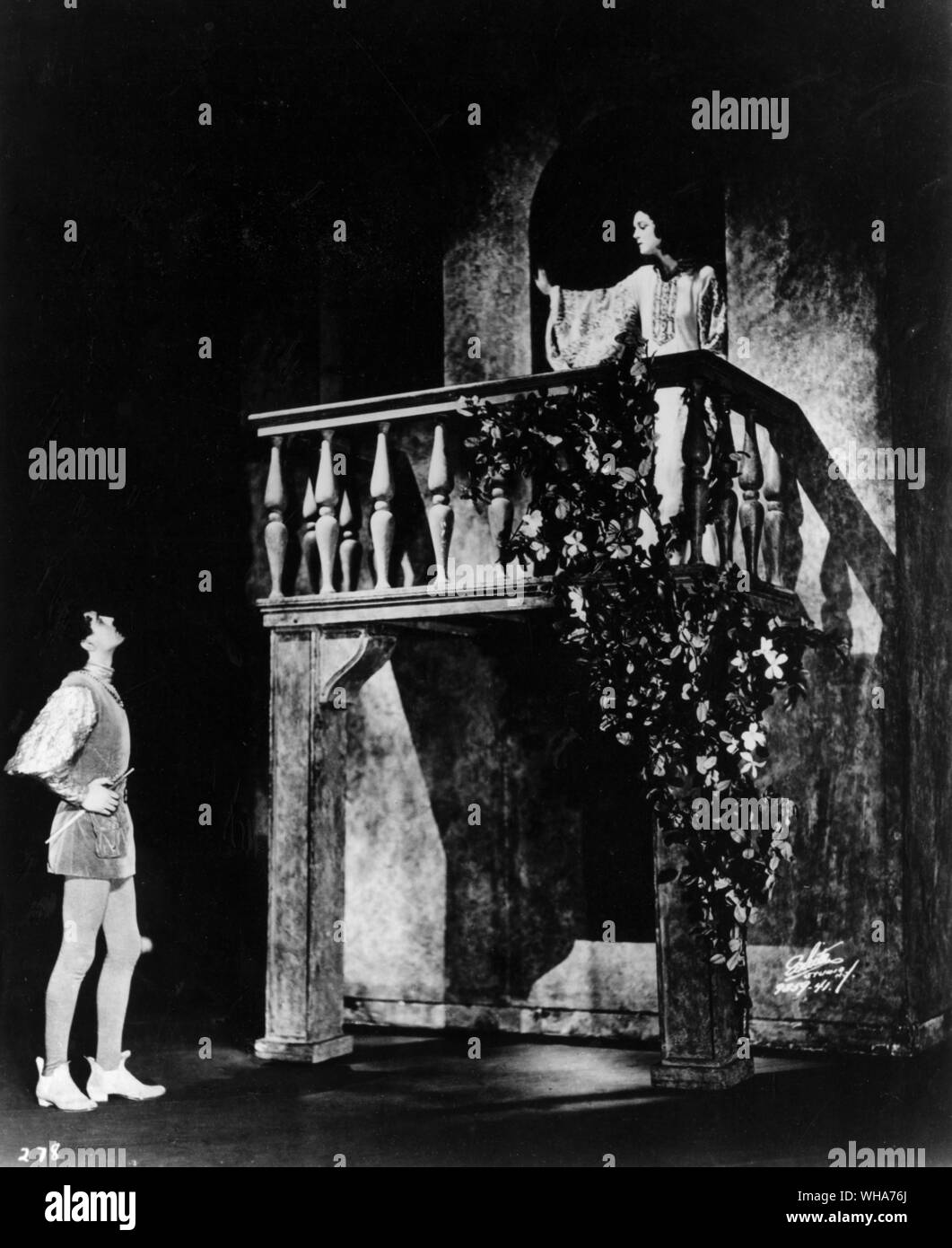 Eva Le Gallienne als Julia in ihrer Produktion von Shakespeares Romeo und Julia. Richard Waring als Romeo 1930 Stockfoto