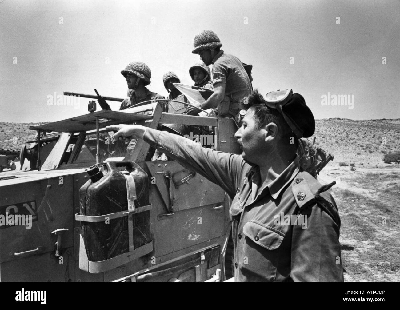 Der Nahe Osten in Flammen steht. Eine heftige Schlacht wird gesagt, die auf der südlichen Front zwischen ägyptischen und israelischen Rüstung zu sein. Dann das Radio verkündet, dass syrische Flugzeuge bombardieren israelischer Städte durch Jordanien verkündete, dass ihre plances waren auch Israel zu bombardieren, und dass ihre Artillerie hatte Jerusalem verursachen riesige Brände bombardiert.. 5. Juni 1967 Stockfoto
