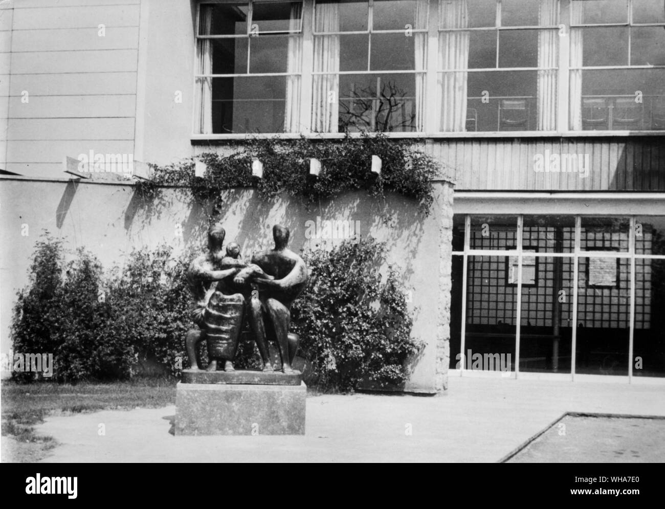 Familie Gruppe von Henry Moore 1945. Bronze. Bei Barclay Schule Stevenage England Stockfoto