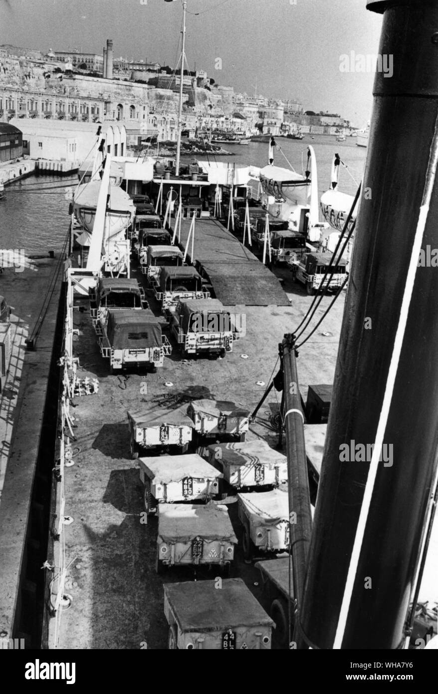 Probleme in Malta. Armee Fahrzeuge auf See im Grand Harbour Malta an Bord des Empire Guillemot. 4. Februar 1967 Stockfoto