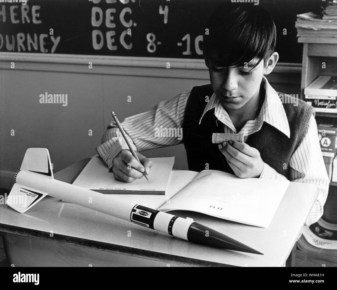 Teenager ein Modell Rakete Stockfoto