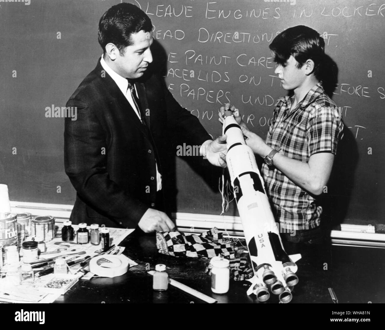 Teenager ein Modell Rakete Stockfoto