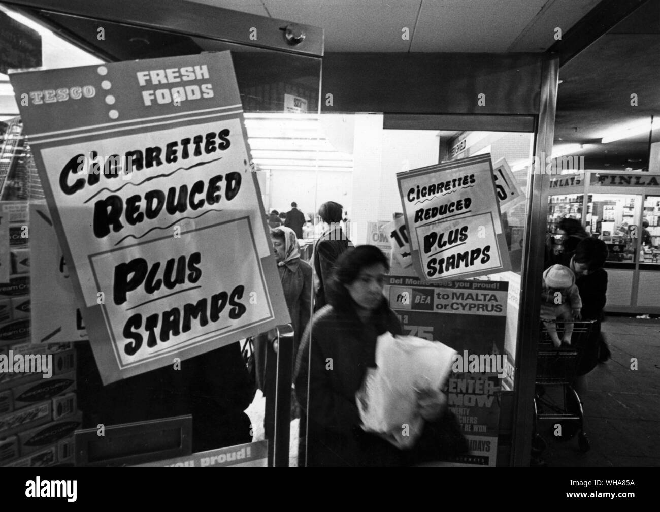 Weniger Zigaretten bei Tesco. 14. Januar 1967 Stockfoto