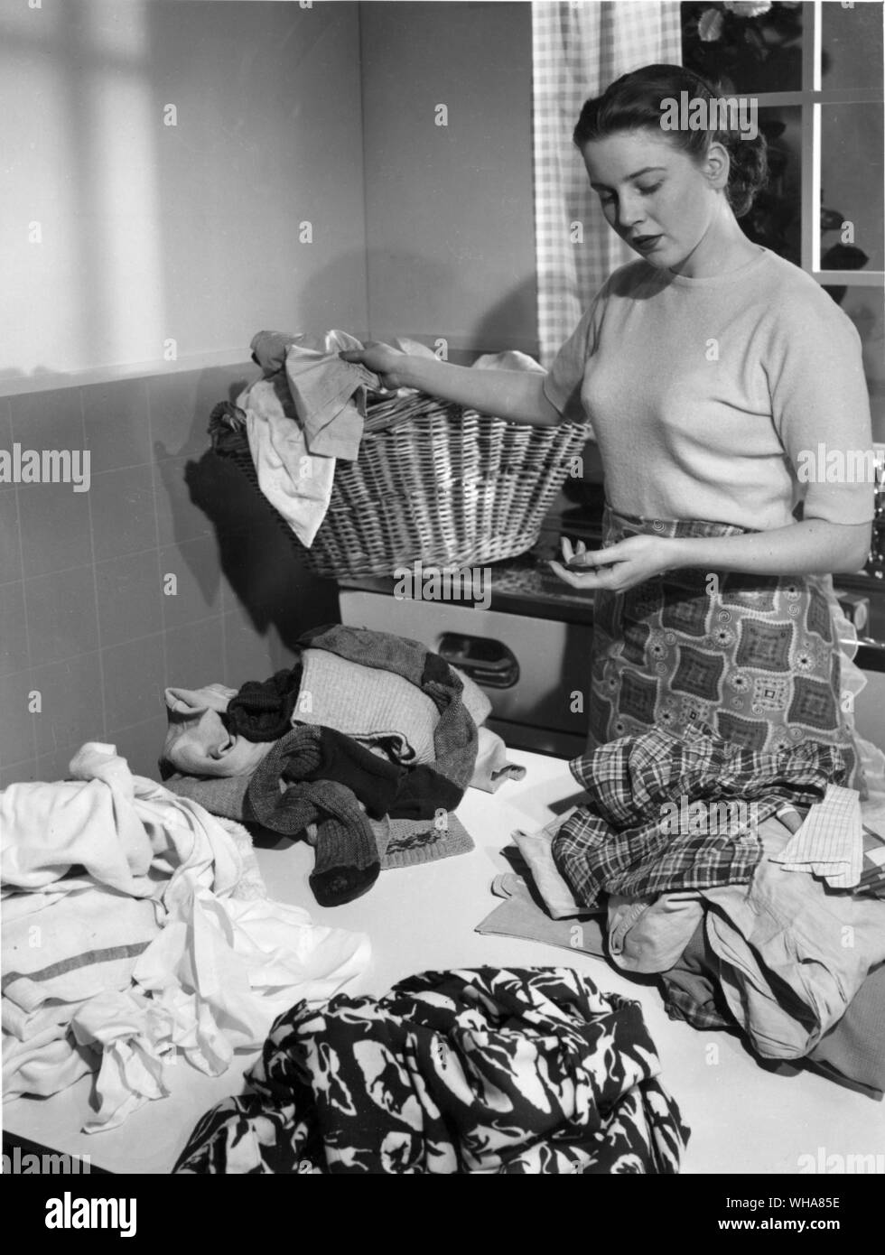Frau Sortierung der Waschmaschine Stockfoto