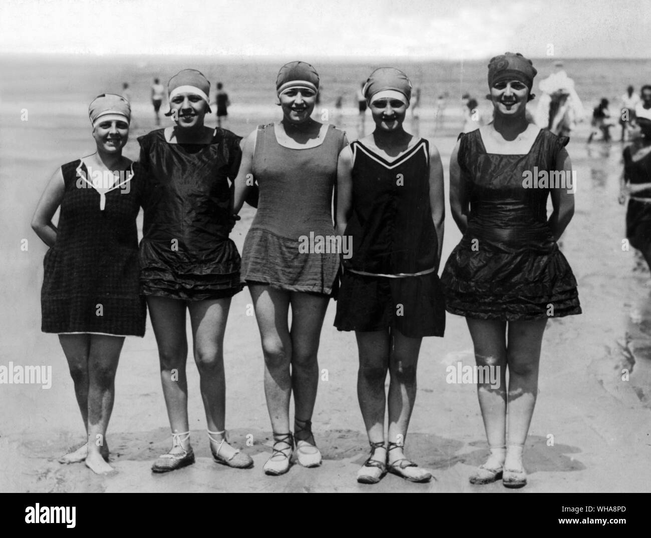 San Sebastian Strand Szene. Die Frauen, die eine Vielzahl von Badeanzüge. 4. August 1926 Stockfoto