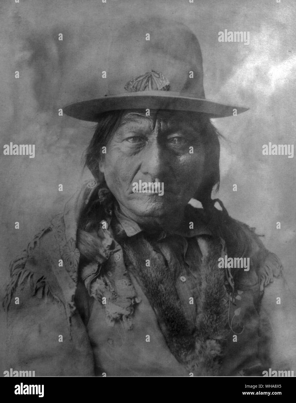 Portrait von Sitting Bull. Sioux. Hunkpapa Sioux (1831-1890). Sitting Bull, Lakota Medizinmann und Chief war als der letzte Sioux, die der US-Regierung zu übergeben. In den frühen 1850er Jahren, der Lakota (Sioux) hatte begonnen, den Druck der weißen Expansion in die westlichen Staaten der USA zu fühlen. Sitting Bull nicht im Widerstand teilnehmen bis 1863, wenn die Siedler die Hunkpapa Jagd bedroht. Er hatte sich von einem frühen Alter als Marktführer aus, seine erste Büffel Tötung an zehn und zählen Coup" (bei Berühren der Feind ohne es zu wissen) am 14. Wegen der Stockfoto