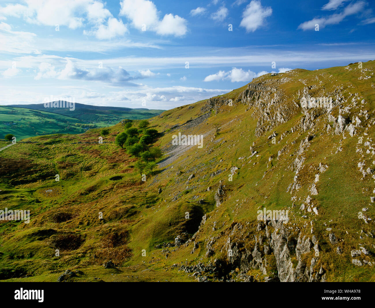 Ansicht: 5-15 zu Moel Famau (hinten L) über Bergbau weiterhin unter einem Kalkstein Felsen auf Bryn Alyn zwischen Eryrys & Llanferres in der Clwydian Hügel Bereich AONB Stockfoto