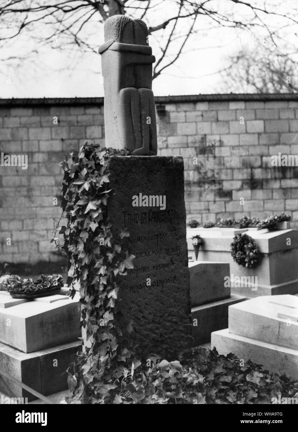 Constantin Brancusi der Kuss. Grab des Tanosa Gassevskaia 1910. Friedhof von Montparnasse. Stockfoto