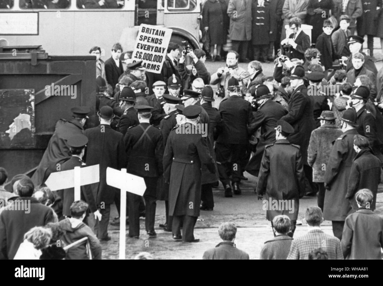 Fünf Jugendliche und ein junges Mädchen wurden festgenommen, nachdem die Polizei mit den Demonstranten außerhalb des Cammel Laird Werft Birkenhead, wenn Frau Denis Healey, Ehefrau des Verteidigungsministers gestartet "Renoun" Britains zweite Polaris-U-Boot kämpfte Stockfoto