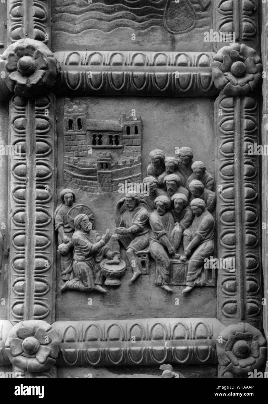Die Kathedrale von Benevento Italien. Bronze Tür. c 1160. Christus den Jüngern die Füße zu waschen Stockfoto