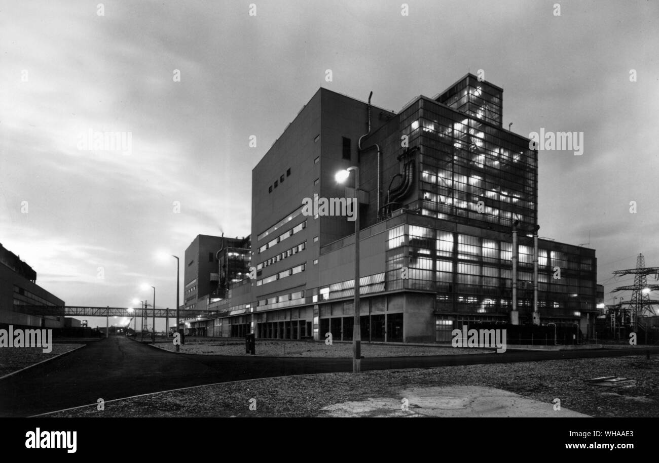 In Dungeness in Kent, die Kernkraftwerke Gruppe a 550 MW Kernkraftwerk Dungeness errichtet hat, ein für den Central Electricity Generating Board. Die Station ist ein magnox Typ, begonnen, den Strom für die National Grid 1965 zu produzieren. Blick auf den Ort in der Dämmerung mit Nr. 1 Reaktor in der doregroung.. April 1967 Stockfoto