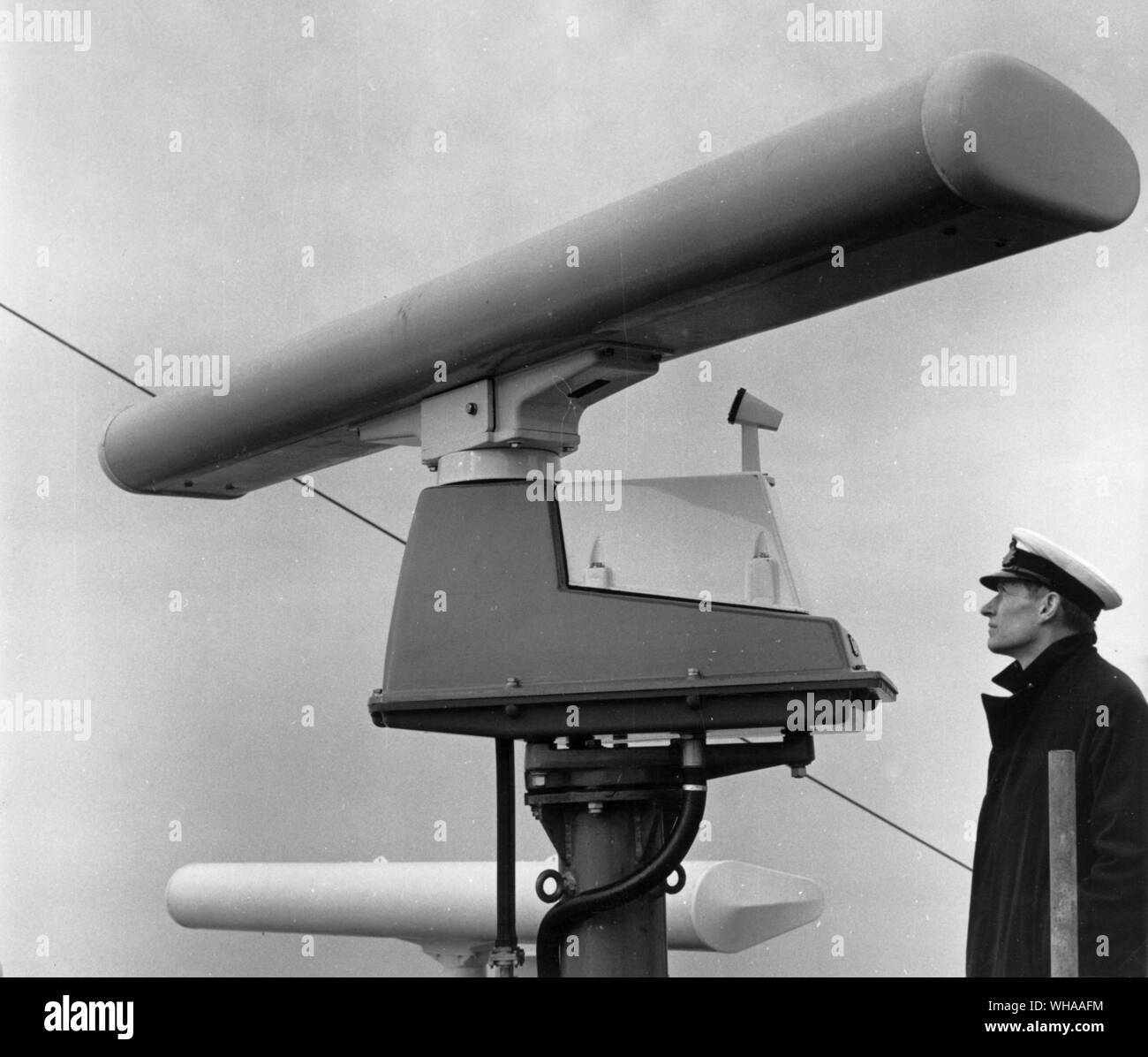 Antenne und drehen Sie dabei den Motor der Decca solid state RM 916 Radar. Im Hintergrund können die 12 ft Scanner der Decca 10 cm Radar gesehen werden. Letztere hat besondere Vorteile gegenüber der Standard 3 cm Frequenz in Bedingungen von Eis und Schnee. Stockfoto