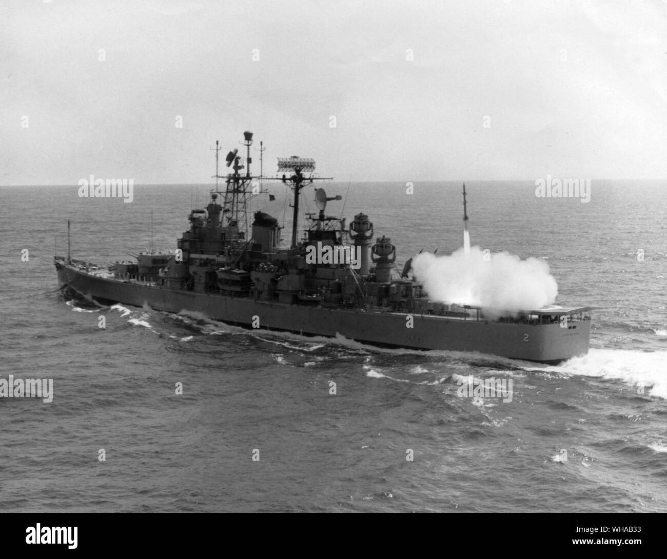 Die Lenkwaffen-kreuzer USS Canberra startet eine Oberfläche-zu-Terrier Rakete während der Flotte Übungen mit der Sechsten Flotte im Mittelmeer Stockfoto