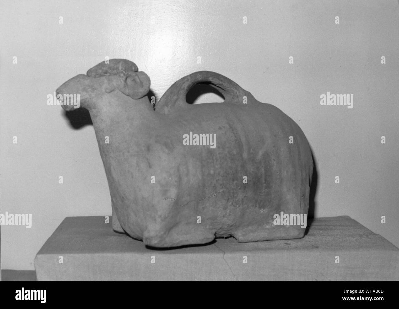 Flüssigkeitsbehälter in Form von Ram. In Hsienyang in den 1970er Jahren gefunden, dieses Stück Keramik aus einem großen Aushub des nord-östlichen Teil der Stadt Stockfoto