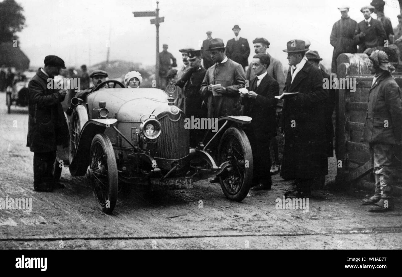 Crossley Shelsley Zweisitzer gesehen an einem Hügel des Manchester Motor Club in Buxton angetrieben durch C Briachi. September 1913 Stockfoto