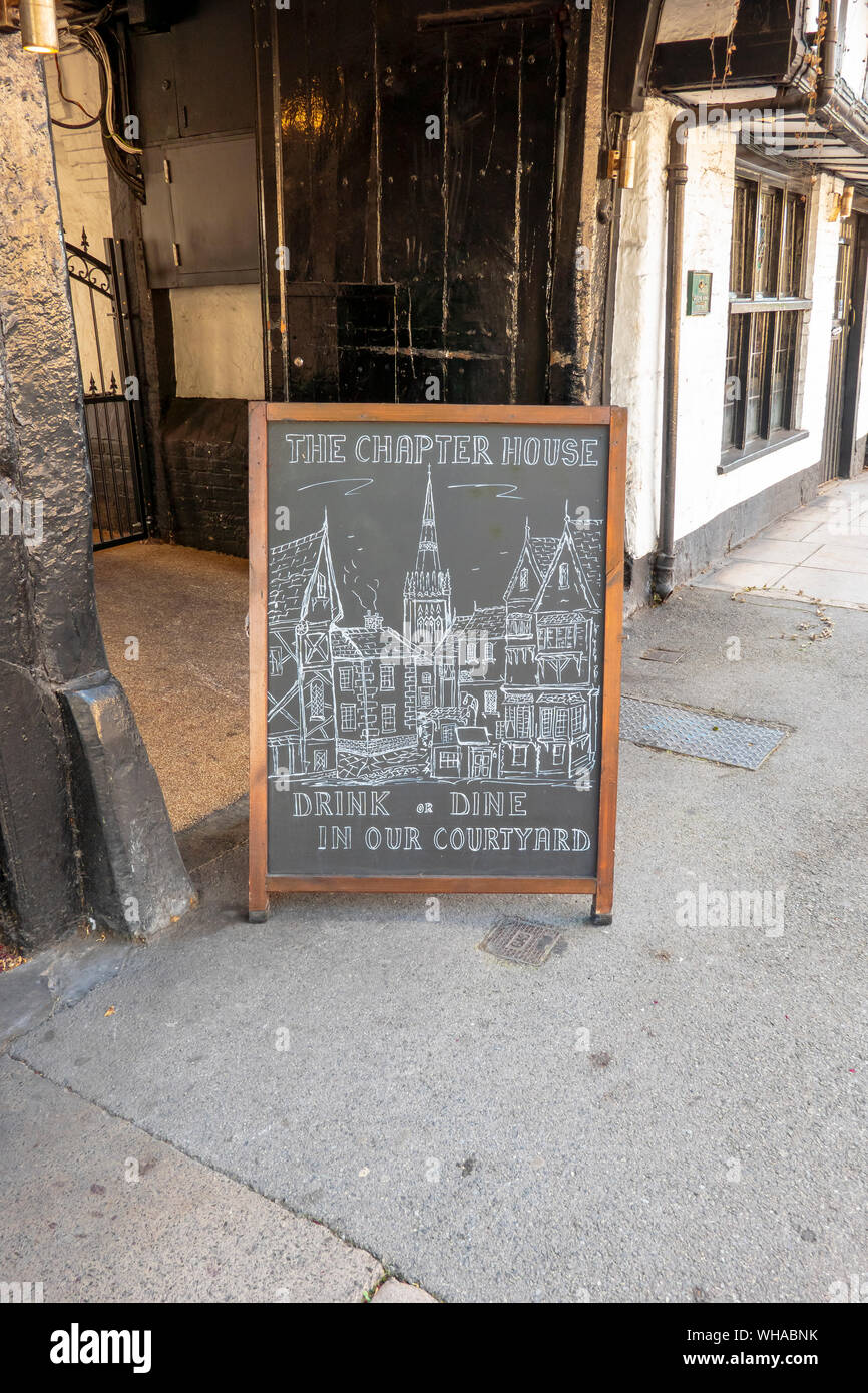 Pub und Restaurant Werbung Kreidetafel mit einer Zeichnung von Kathedrale von Salisbury Stockfoto