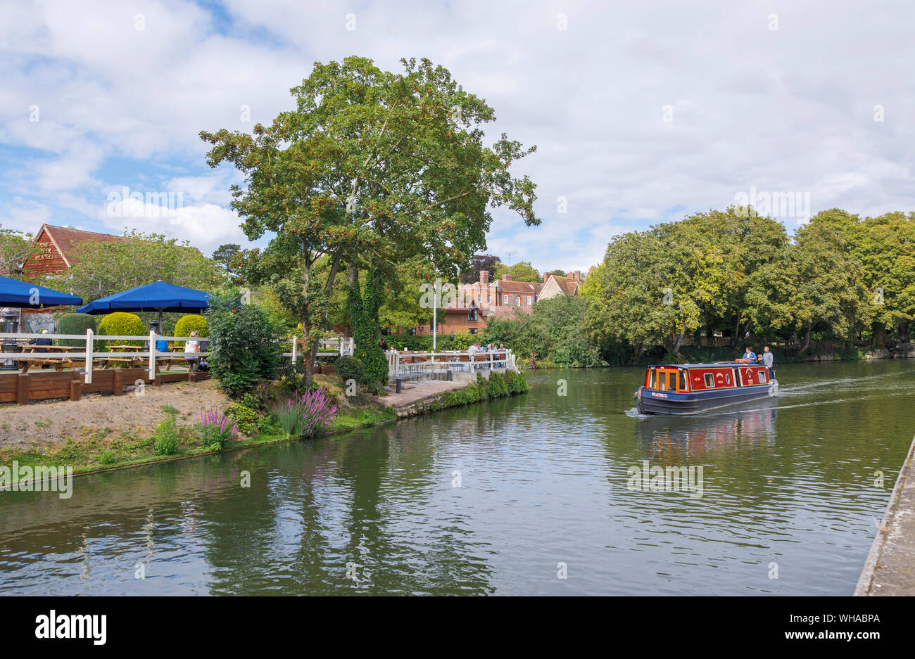 15-04 Segeln durch die Nags Head auf der Themse und Wilts & Berks Canal, Abingdon-on-Thames, Oxfordshire, South East England, UK im Sommer Stockfoto