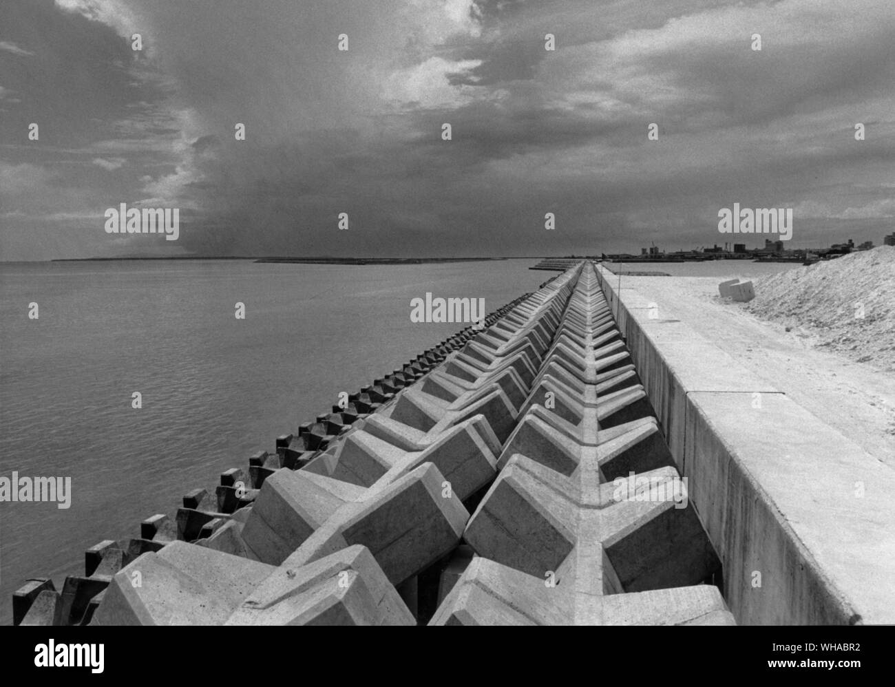 Auf vielen Strecken entlang der Küste, so weit das Auge sehen kann, ordnet der Tetrapods der Schnittstelle zwischen Land und Meer verdrängen. Stockfoto