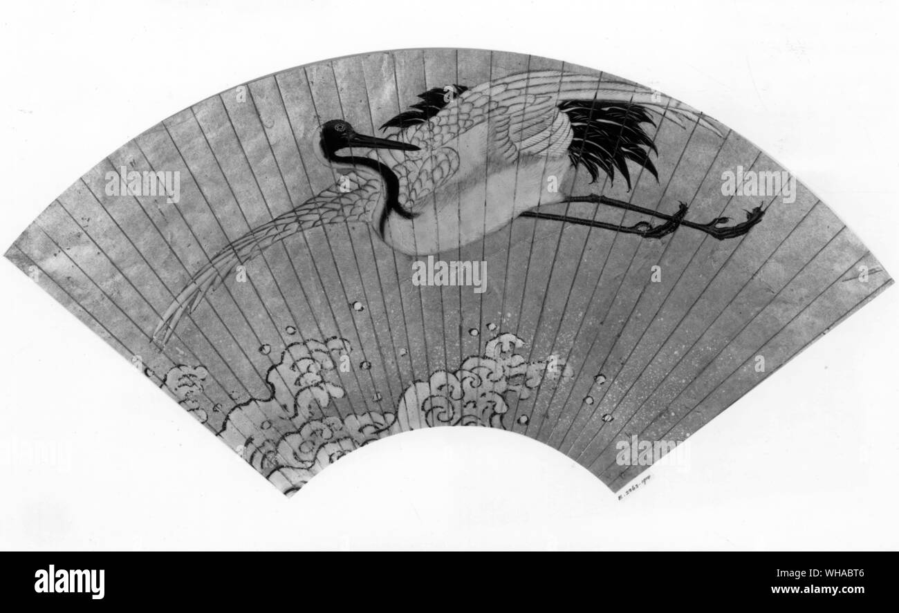 Dieses japanische Ventilator Design (Tosa Schule) der Kraniche fliegen über die Wellen ist ein typisches Beispiel für den Fliegenden Roten gekrönt Krane fälschlicherweise von Künstlern mit komplett weißen Flügeln und schwarze Schwänze dargestellt werden Stockfoto
