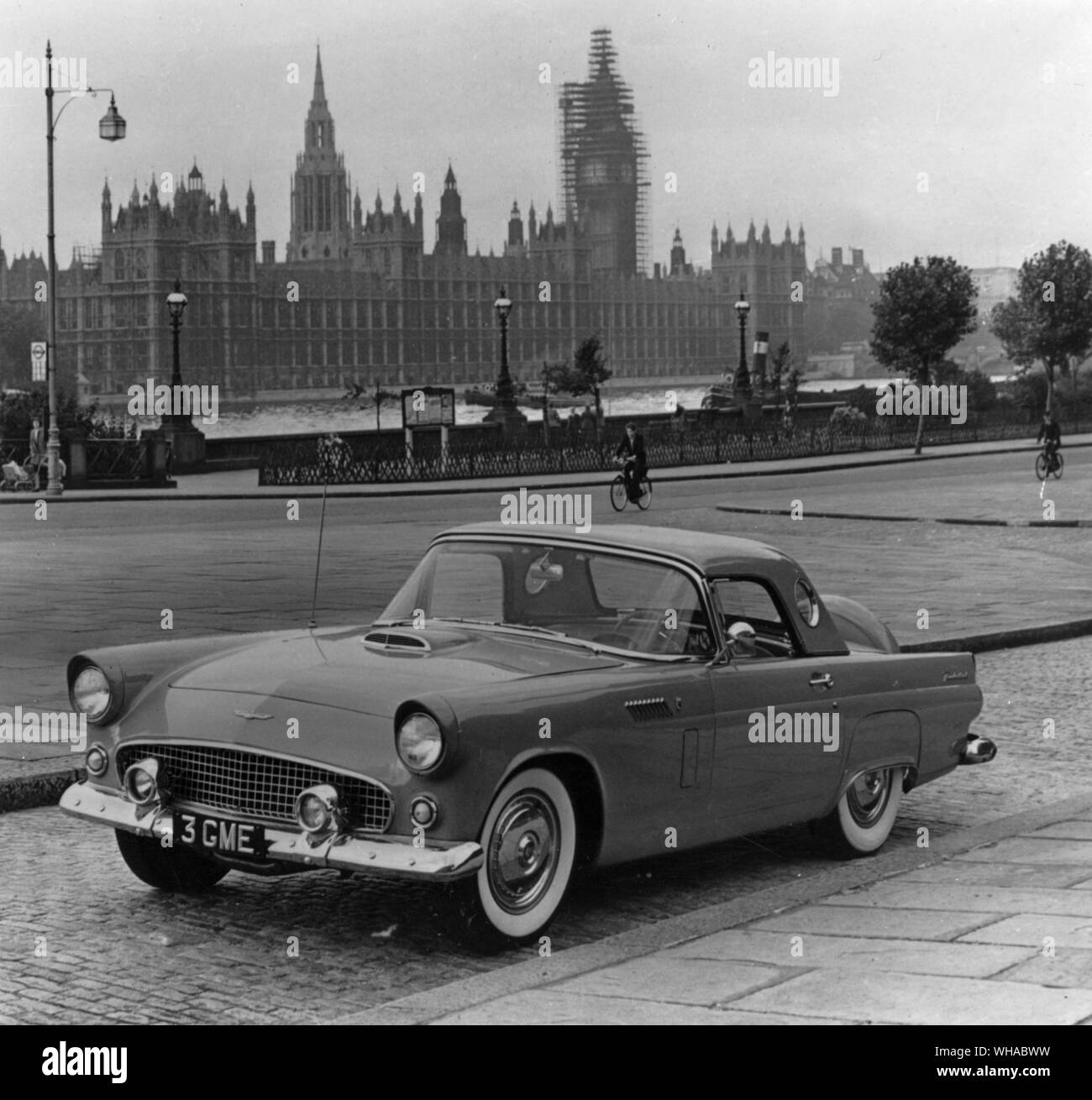 1956 Ford Thunderbird in London mit dem Parlamentsgebäude und Big Ben (bei Reparaturarbeiten) im Hintergrund Stockfoto