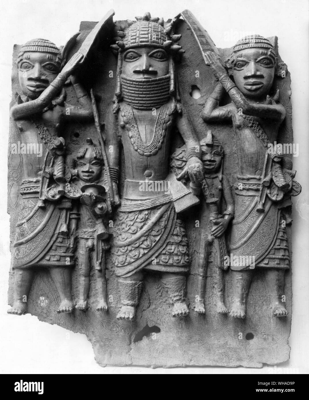 Bronzetafel aus Benin Süden Nigerias, die die Oba von Benin mit Wächter wahrscheinlich aus dem 17. Jahrhundert Stockfoto
