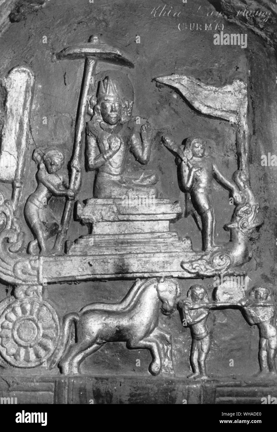 Terrakotta und vergoldeten Stele von Pagan Burma 11. Jahrhundert AD zeigt dieser eine Leiche stößt während im Park fahren Stockfoto