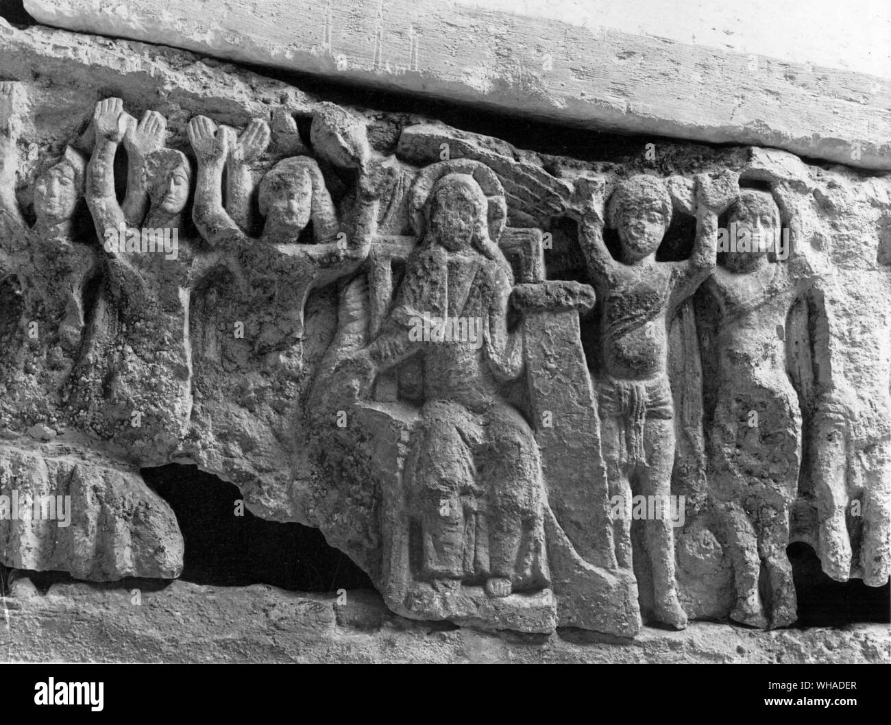 Gallo römische Frühchristlichen Skulptur. 7. Jahrhundert. Gott durch die gesegnet. Detail von Bishop's Angilbert Grab. La Ferté-sous-Jouarre Kirche Stockfoto