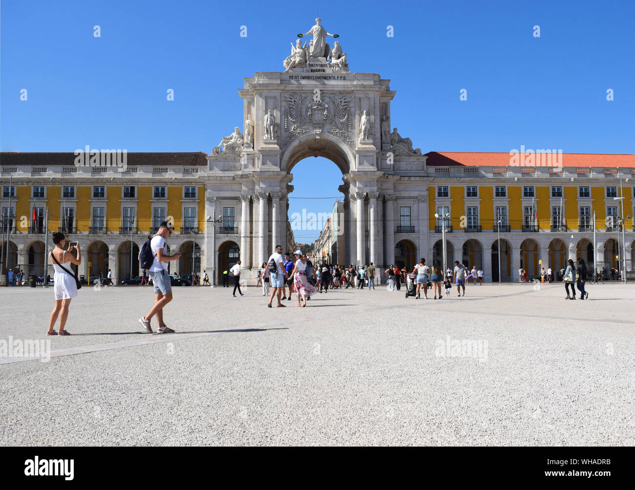 Lissabon, Portugal. Arco da Rua Augusta und der Rua Augusta Arch über Praça do Comércio genommen/Commerce Square. August 2019. Stockfoto