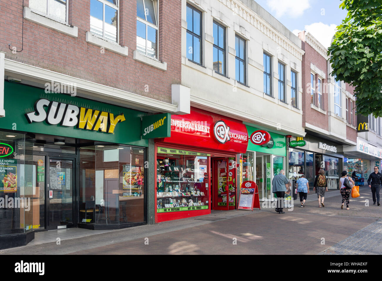 Reihe von Handelsketten und Restaurants, der Union Street, Aldershot, Hampshire, England, Vereinigtes Königreich Stockfoto