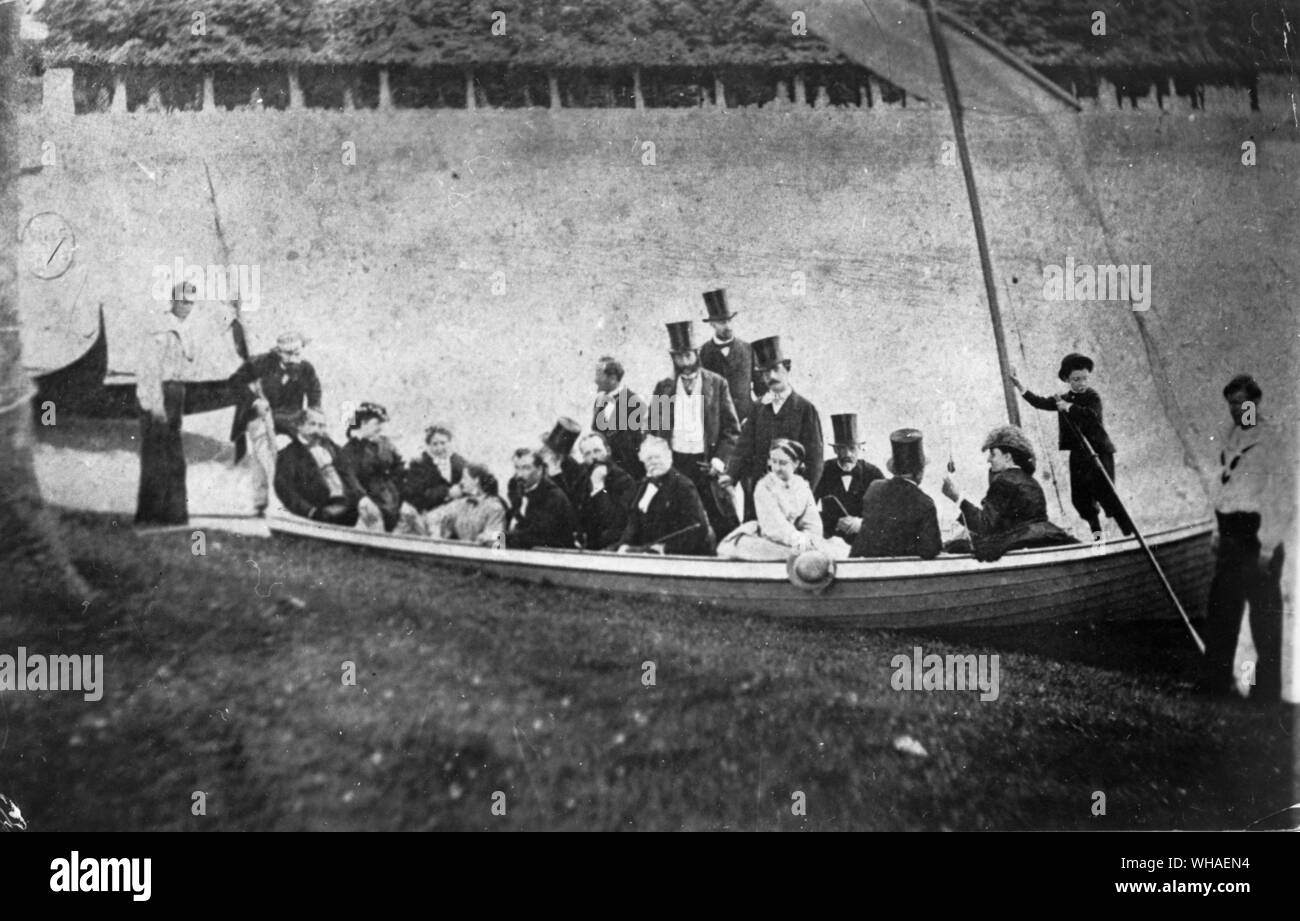 Party auf l'Etang Pierrefonds der Kaiserlichen Familie um 1860-62. Auf der linken Seite ist Napoleon III. und Imperatrice Eugenie nach rechts, um den jungen Prinzen Imperial Louis Napoleon Stockfoto