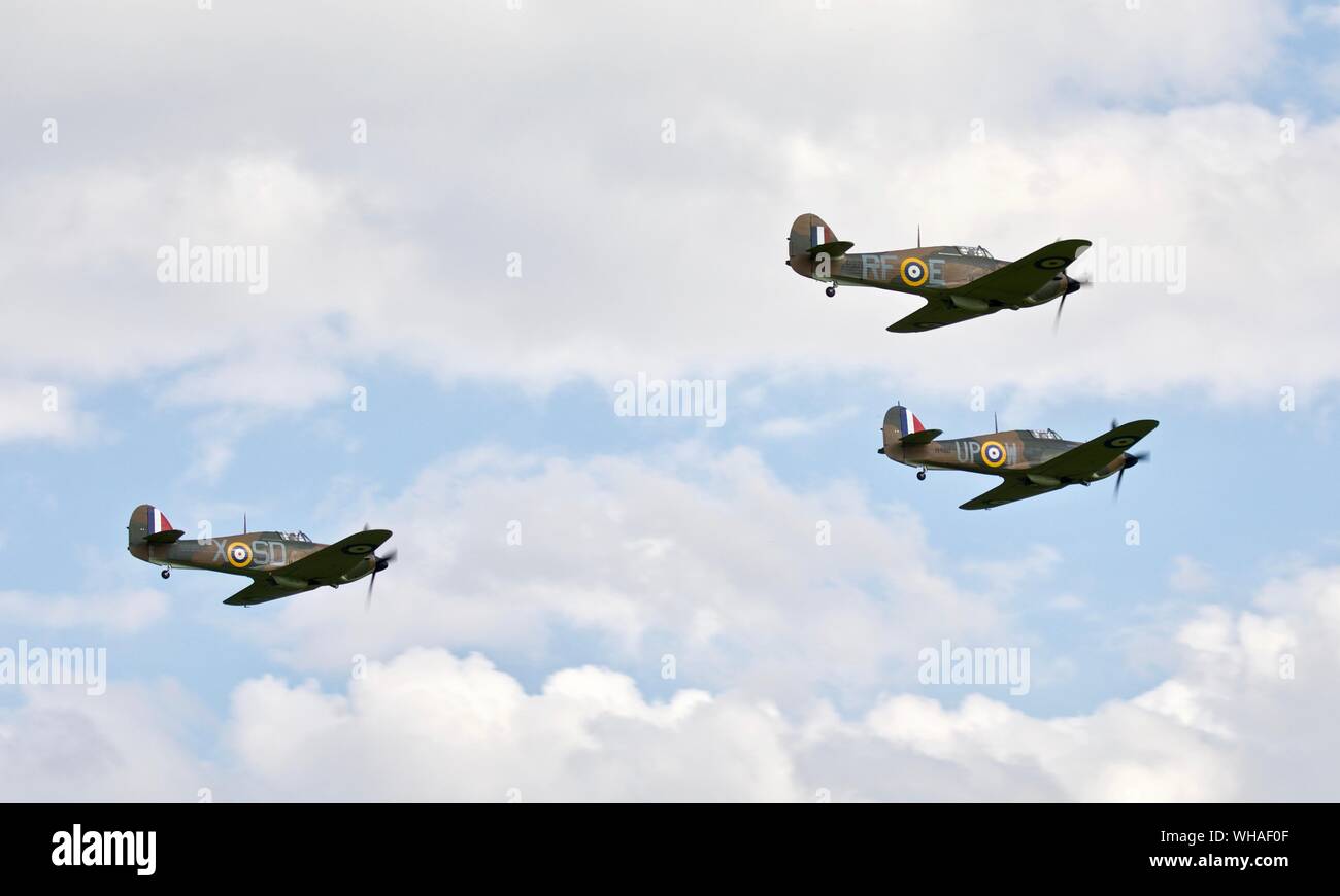 3 Hawker Hurricanes (G-HRLI/G-HURIS/G-HUPW) im formationsflug an der Shuttleworth militärische Airshow am 7. Juli 2019 Stockfoto