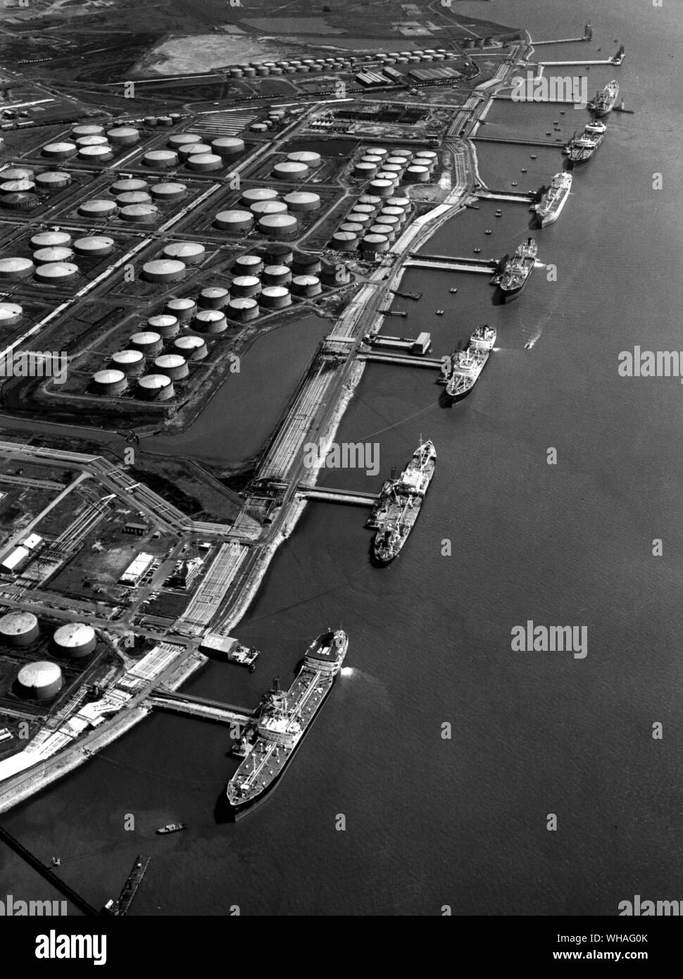 Luftaufnahme von Stegen an der BP-Raffinerie in Kent. 1970 Stockfoto